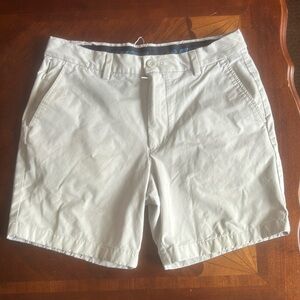 Vineyard vines size 30 OTG khaki shorts.